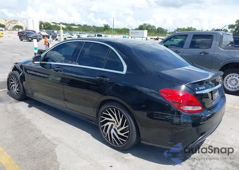 2016 Mercedes-Benz C 300 Luxury/Sport z USA, uszkodzony, nr VIN 55SWF4JB9GU169458